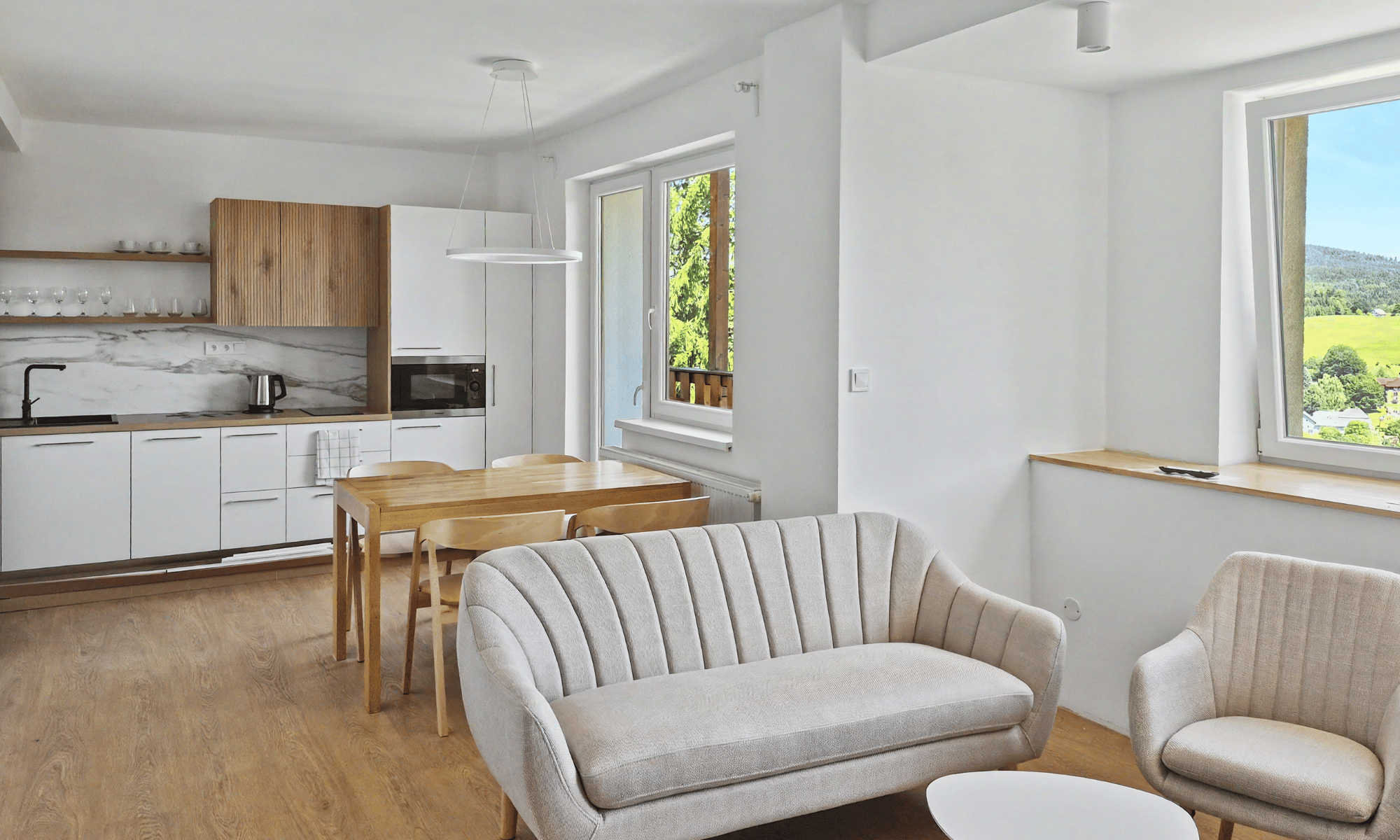 Obývací pokoj s kuchyňkou v apartmánu Horské Panorama III.