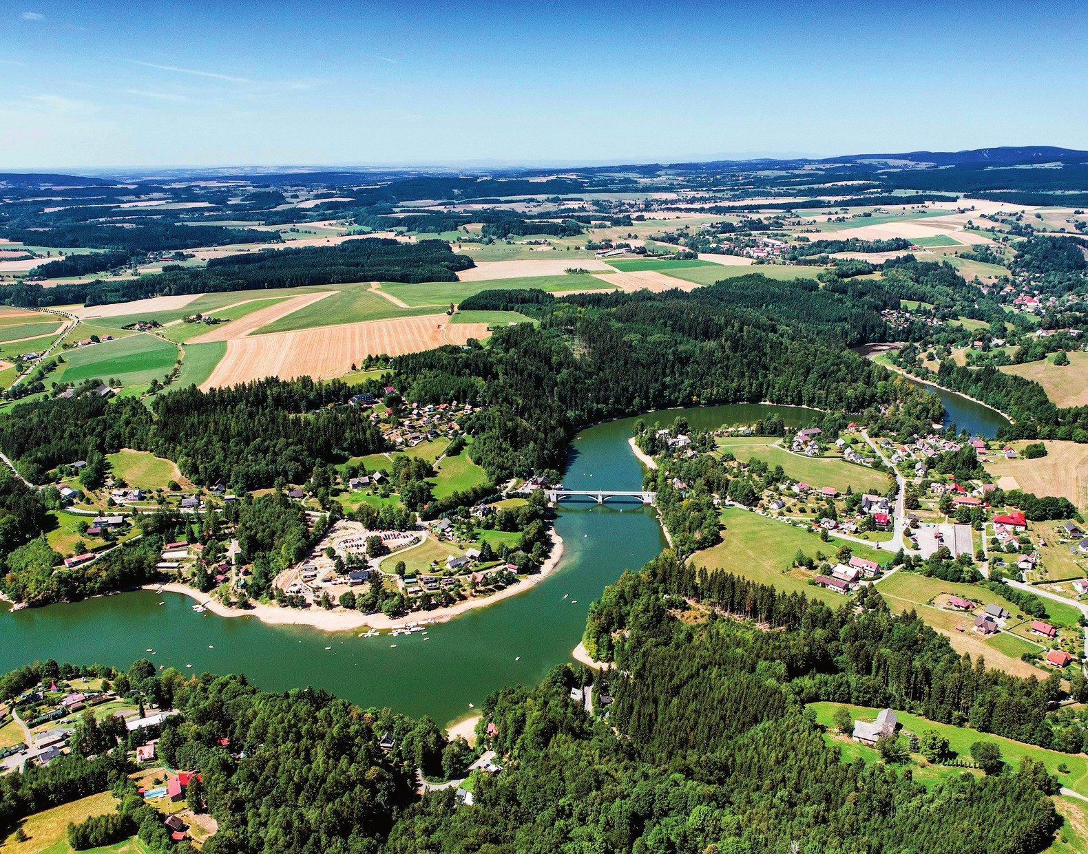 Přehrada Pastviny z výšky, sedm kilometrů dlouhé jezero v údolí Divoké Orlice
