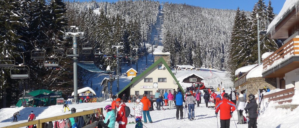 Lyžování u přehrady Pastviny 2026/27: 5 skiareálů a 80 km běžeckých stop
