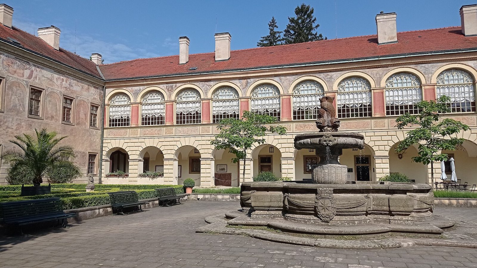 Nádvoří zámku Častolovice